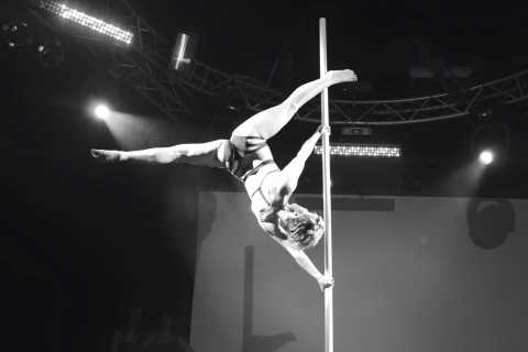 Pole dance, donne che ballano attorno a un palo: Ma non  erotismo